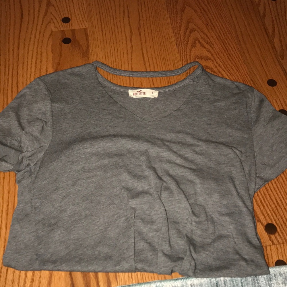 hollister grey v neck t-shirt